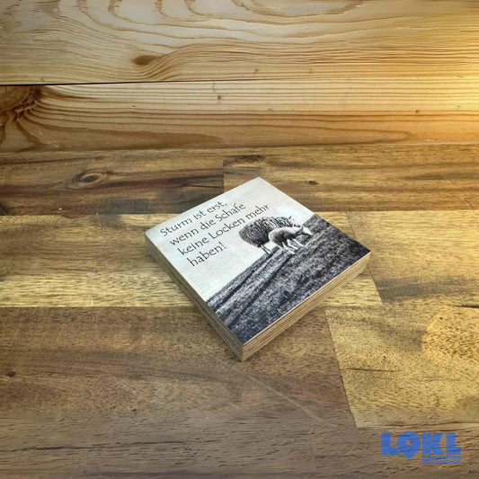 Bild Holz 'Sturm ist erst, wenn die Schafe keine Locken mehr haben' - 10x10 cm