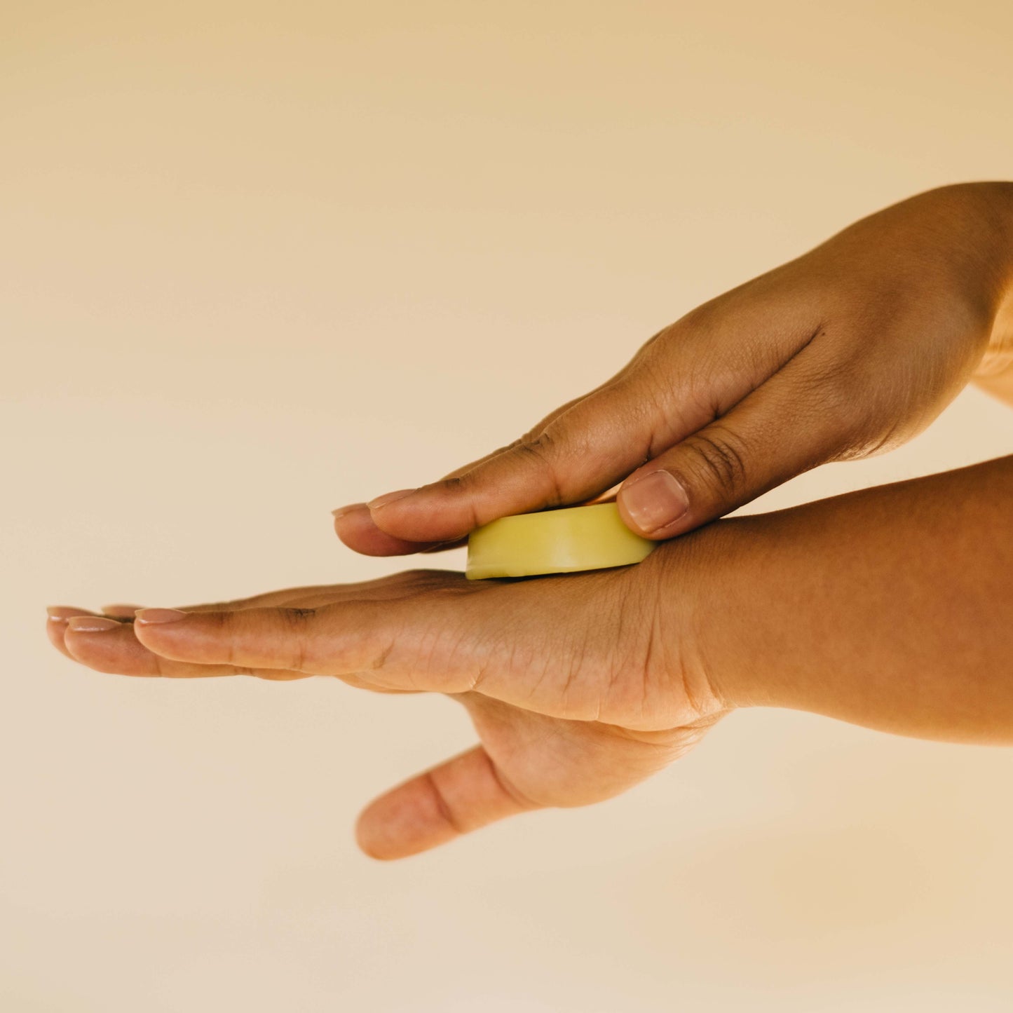 DAUMENSCHMAUS - Feste Handcreme mit Bio-Bienenwachs - alles Bio, in der Dose (40g)
