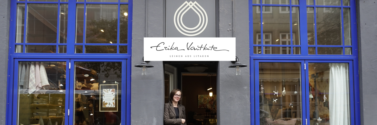 Erika Vaitkute, in Hamburg, am Eingang ihres Geschäfts in der Neustadt