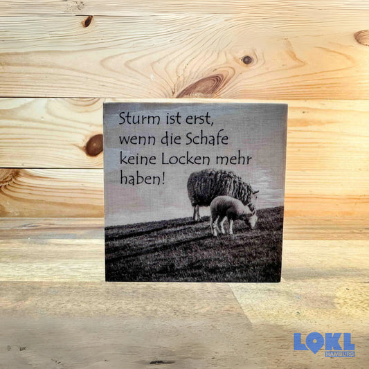 Bild Holz 'Sturm ist erst, wenn die Schafe keine Locken mehr haben' - 10x10 cm