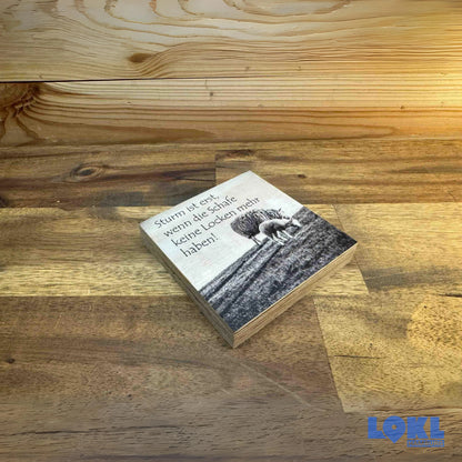 Bild Holz 'Sturm ist erst, wenn die Schafe keine Locken mehr haben' - 10x10 cm