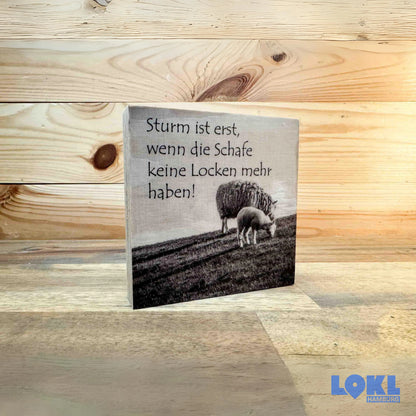 Bild Holz 'Sturm ist erst, wenn die Schafe keine Locken mehr haben' - 10x10 cm